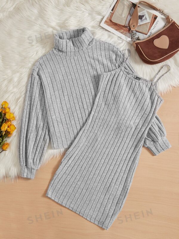 EZwear  تي شيرت وتنورة من