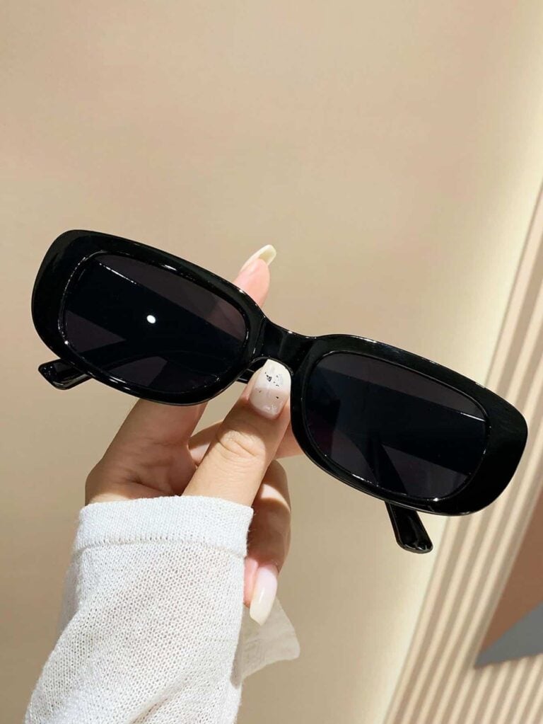 نظارات عصرية بإطار بيضاوي أسود للنساء