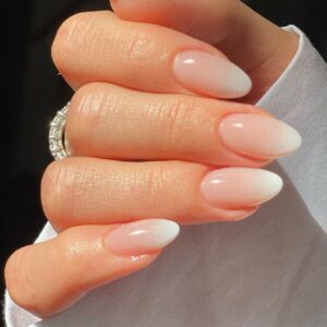 24 قطعة المجموعة من الأظافر على شكل لوز بتصميم بسيط متدرج باللون البيج والوردي، مناسبة للحفلات والرقص والارتداء اليومي