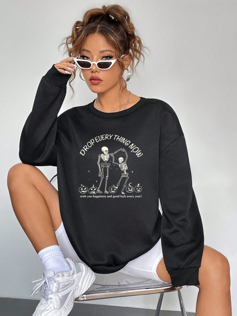 سويت شيرت بكتف منسدل ورسومات شعار وهيكل عظمي