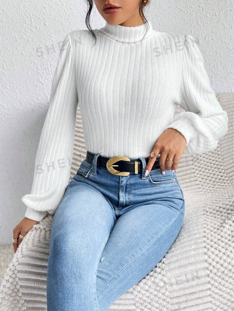 تي شيرت SHEIN Frenchy ذو نسيج أبيض منسوج برقبة وهمية وأكمام فانوس